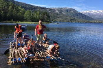 Born og unge på flåte på Eimhjellvatnet