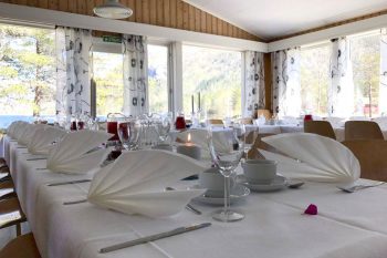 Festbord dekt til arrangement på Nesholmen