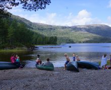 Born med kanoar ved stranda på Nesholmen